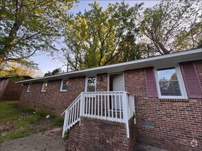 Building Photo - Cozy 2BR Home Minutes from Downtown Greenv...