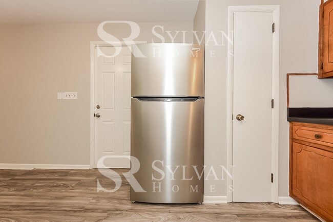 Building Photo - Welcome home to this 3 bedroom, 2 bathroom home