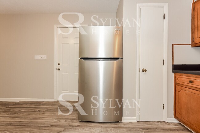 Building Photo - Welcome home to this 3 bedroom, 2 bathroom...