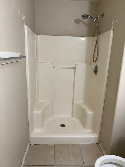 Shower - 817 Sonesta Dr