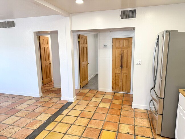 Building Photo - Fantastic 3 Bedroom/2 Bath Single Level Ho...