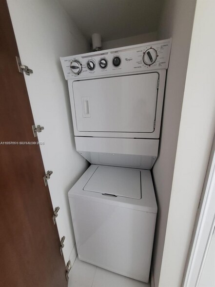 Building Photo - 485 Brickell Ave