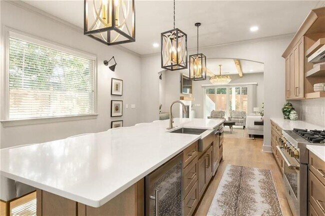 Building Photo - 722 Lakeview Ave NE