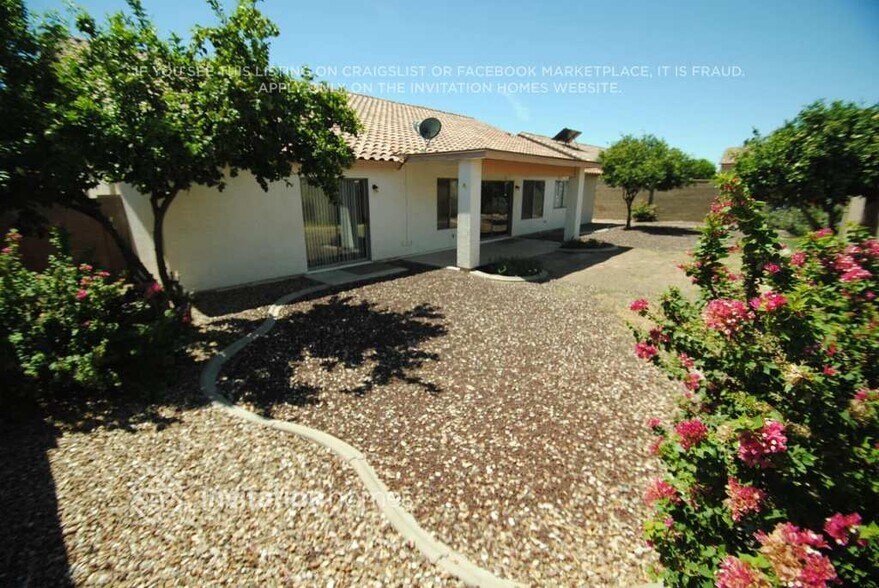 Building Photo - 9426 E Juanita Ave