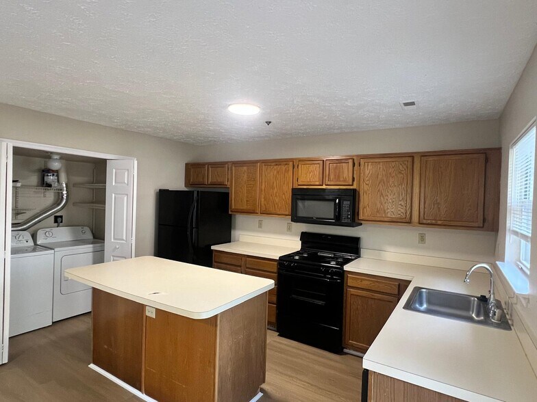 Building Photo - 5820 Springfish Pl