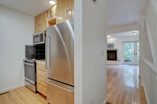 Building Photo - Available for immediate move-in!