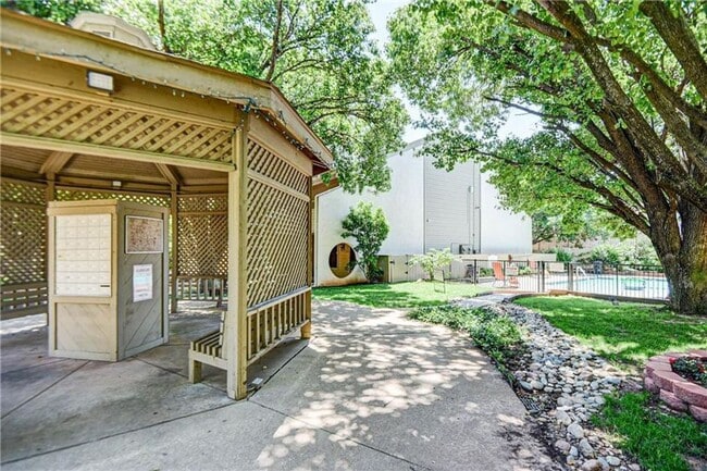 Building Photo - *** SPECIAL $300 OFF 1ST MONTH’S RENT***Available Now! Best Value in North OKC – Comfortable Cond...