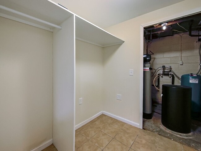 Building Photo - Spacious 3BR Home with Expansive 1-Acre Lot!