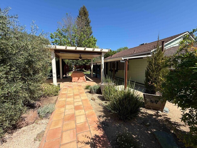 Building Photo - Charming Land Park 2 Bedroom