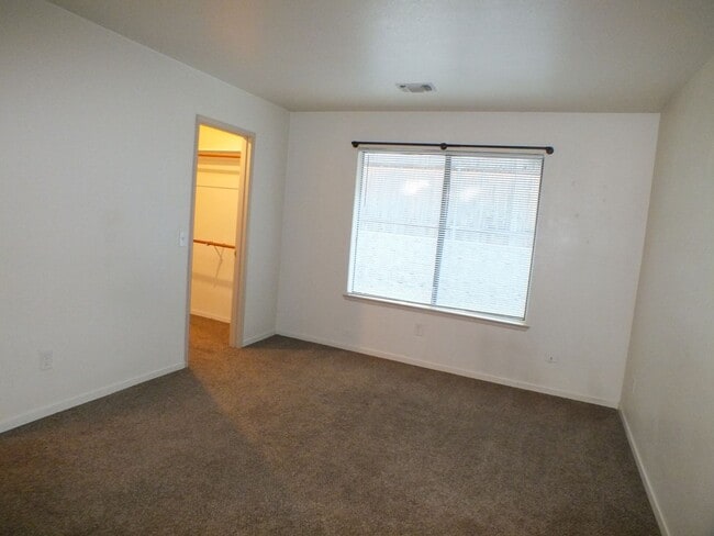 Building Photo - Rescue duplex 2/2 home with garage and fen...
