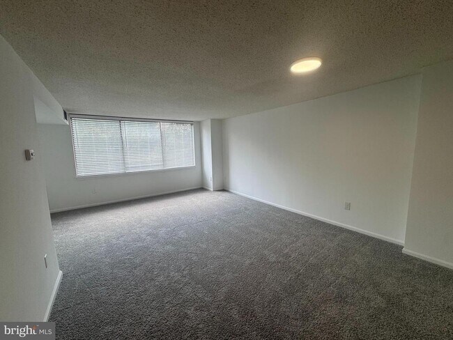 Building Photo - 10101 Grosvenor Pl