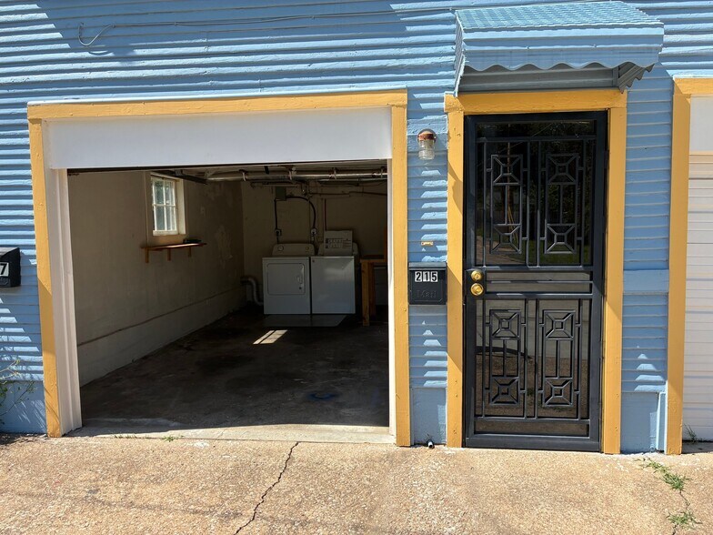 Building Photo - 215 W Jasper St