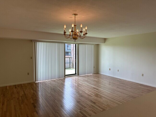 Building Photo - 402 Paradise Rd