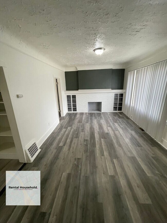 Building Photo - Huge 4 Bedroom Colonial