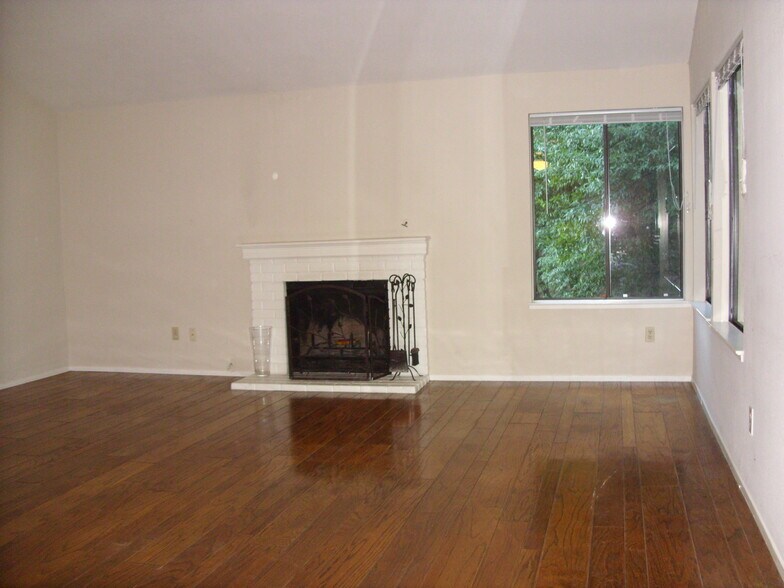 Building Photo - 25 Clay Ct