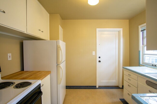 Building Photo - Fabulous Nob Hill 1Bdr Corner Apartment in Courtyard Building!