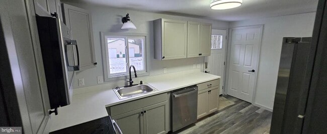 Building Photo - 1040 Chestnut Rd