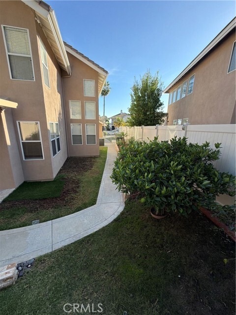 Building Photo - 17 Pastora