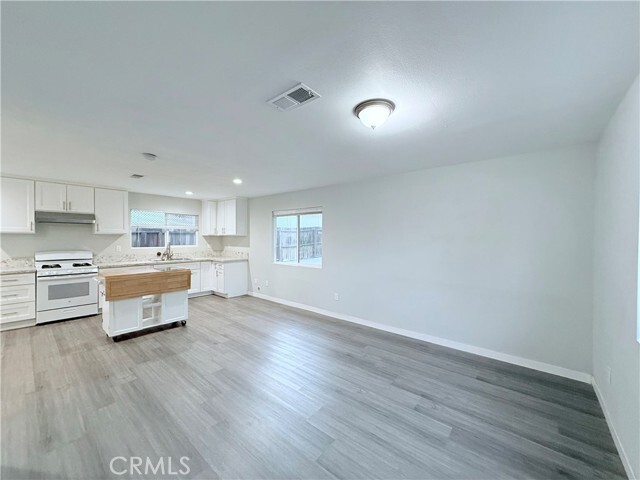 Building Photo - 512 W 21st St