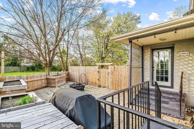 Building Photo - 8413 Rosemont Cir