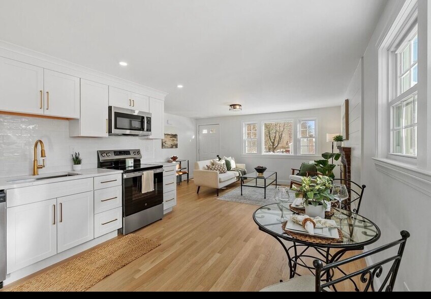 Building Photo - 13 Centerville Dr