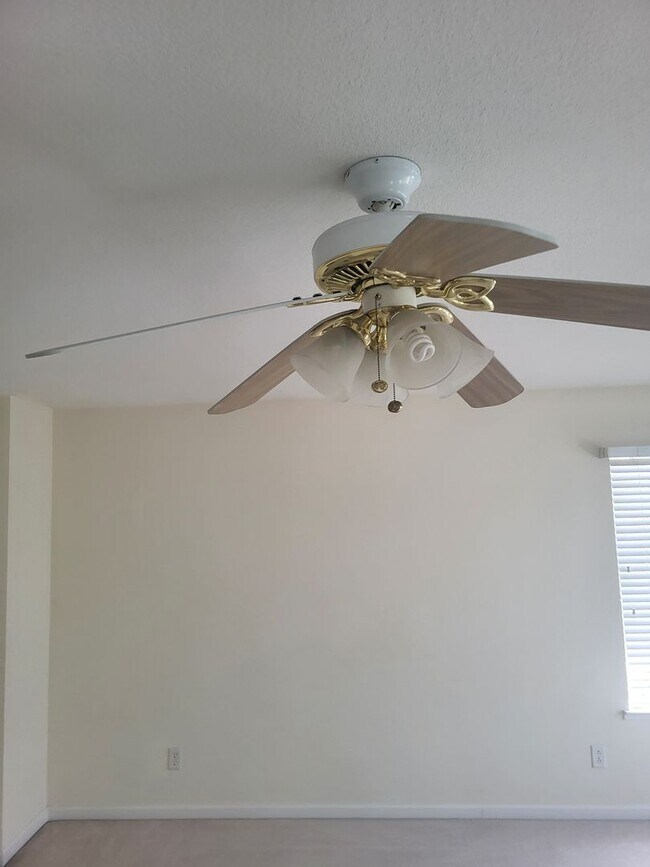 Building Photo - 5049 Pine Lake Ct