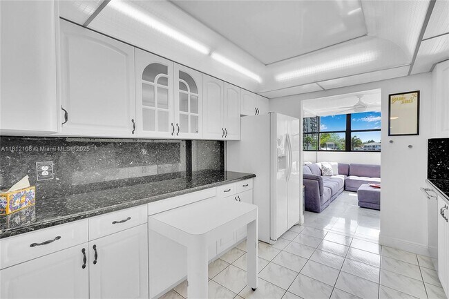 Building Photo - 2049 S Ocean Dr
