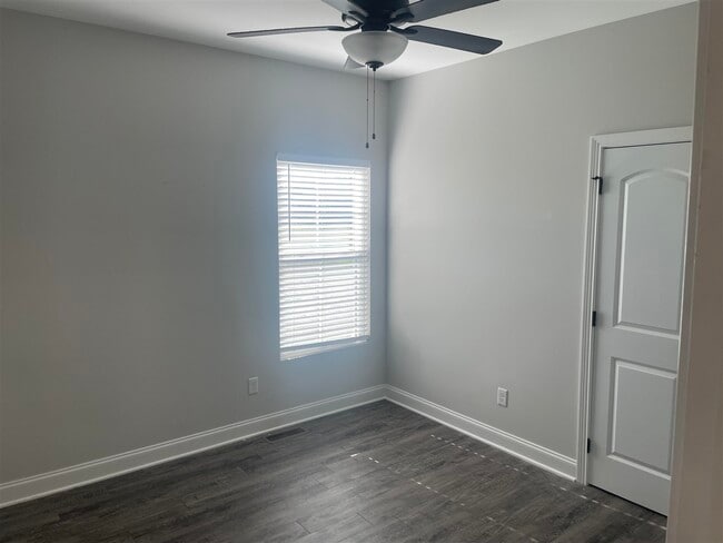 Building Photo - 705 Village Creek Dr