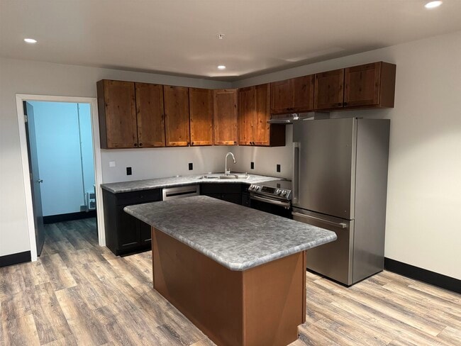 Building Photo - 824 W 8th St