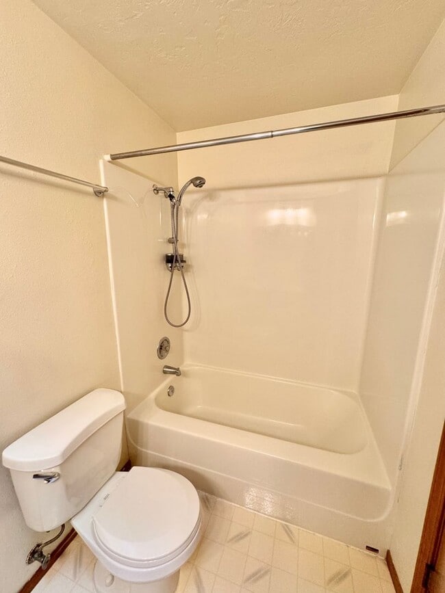 Building Photo - Gorgeous 3 Bed 2 Bath Home Near Shopping and Schools!