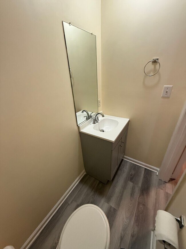 Building Photo - Two bed, 1.5 bath townhome in Graham