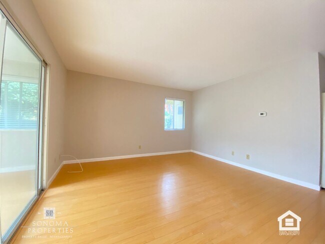 Building Photo - Inviting 1BD/1BA Apartment in Landscaped Sonoma Complex – Close to Everything!