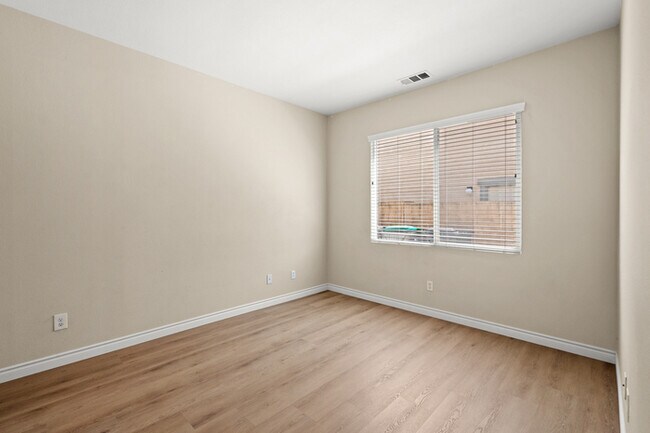 Building Photo - Ideal for Large Families – 6BR/4BA Eastval...