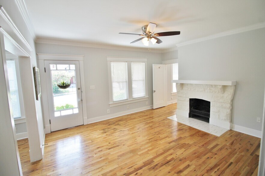 Building Photo - 1711 Villa Pl