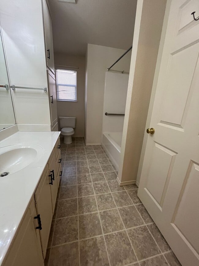 Building Photo - 2 Bedroom/2Bath Duplex Apartment