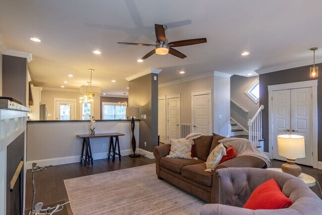 Building Photo - Great cottage house just off Ellington Pkwy-close to downtown!