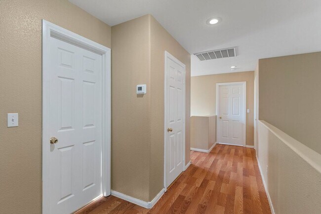 Building Photo - Beautiful 4 Bed 2.5 Bath Vaulted Ceilings,...