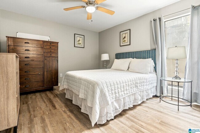 Building Photo - 1909 16th Ave S