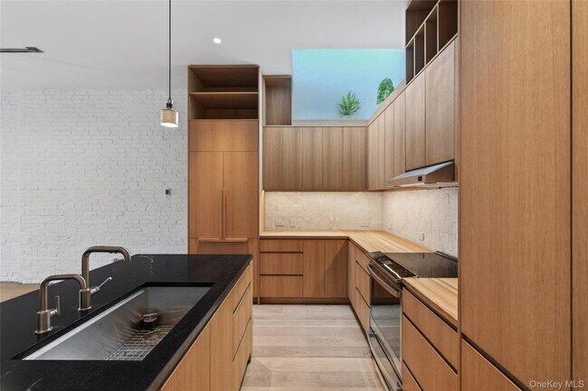 Building Photo - 316 Wall St