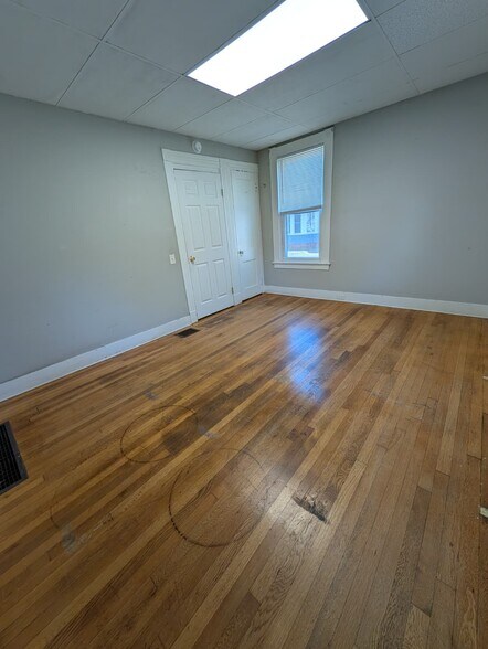 Building Photo - 476 Thompson Ave