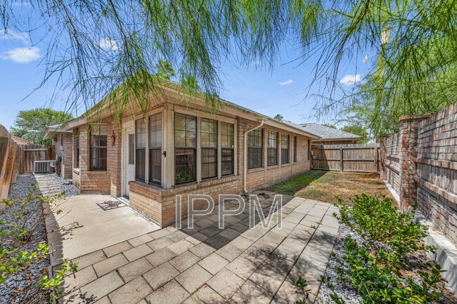 Building Photo - 138 Willow Cir