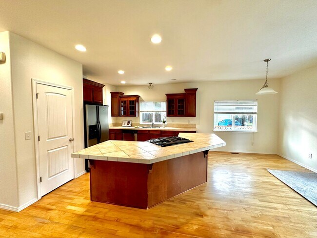Building Photo - Spacious 4-Bedroom Home with Modern Comforts in Spanaway, WA