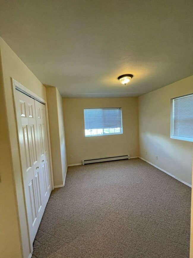 Building Photo - 2 Bedroom 1 1/2 Bathroom - Close to Campus...