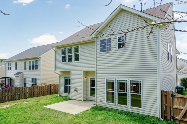 Building Photo - Lovely Large Family Home in Fuquay!