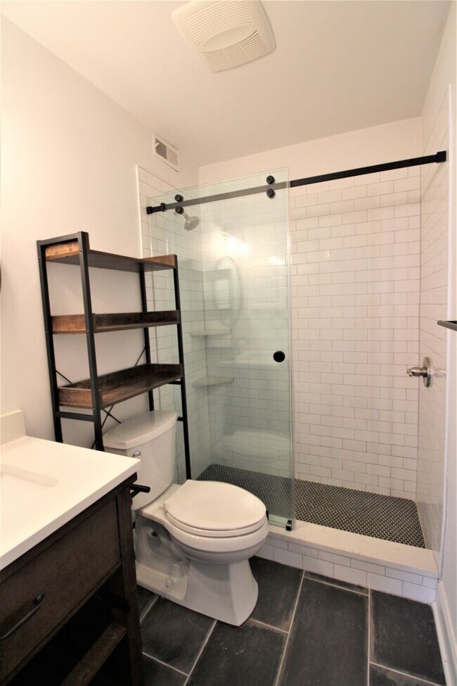 Building Photo - (Coming Soon) 2 Bedroom Condo In South Park!