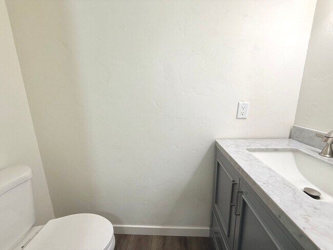Building Photo - Open House June 20th | 3 Bedroom Townhome in Holladay