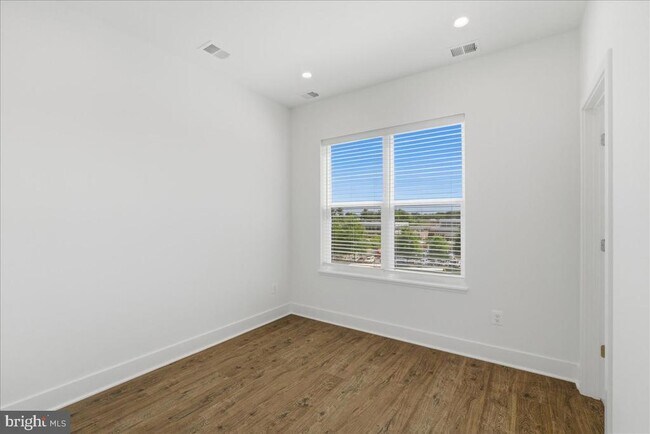 Building Photo - 2018 Tysons Ridgeline Rd