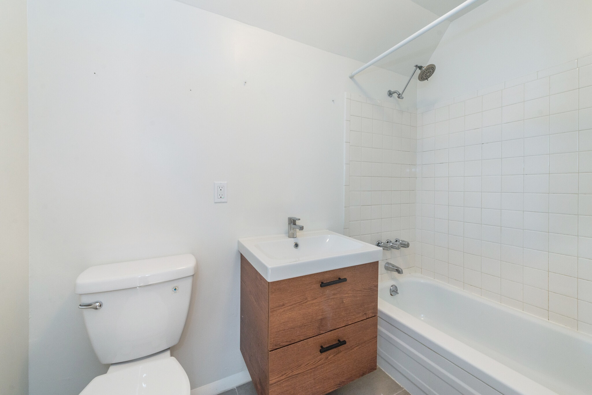 Building Photo - 90 Maple St