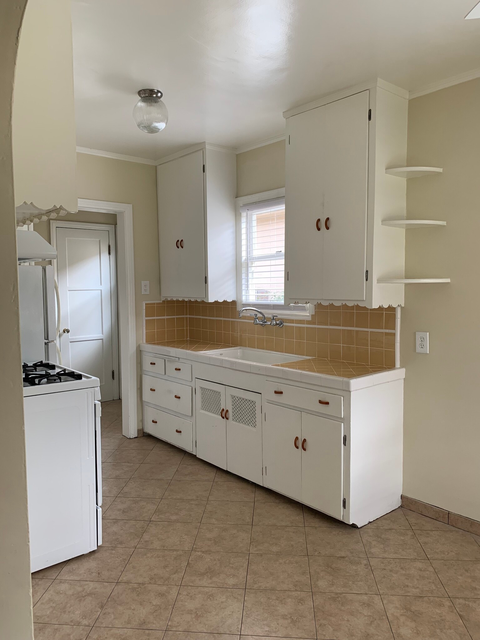 Kitchen - 318 N Bushnell Ave