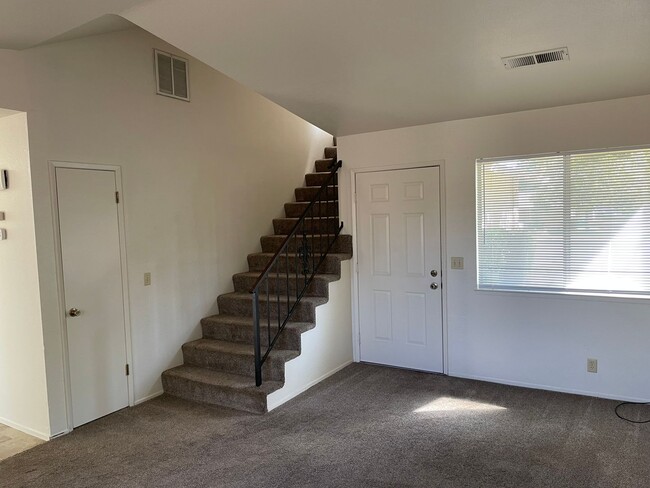 Building Photo - 3 Bedroom 2 Bath available this Summer!